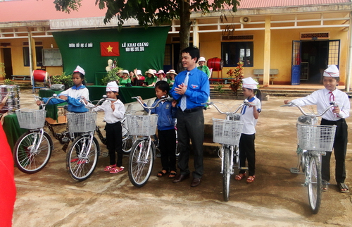 Trao tặng xe đạp cho học sinh nghèo vượt khó tại trường Tiểu học Lê Duẩn, huyện Ea H'leo, tỉnh Đắk Lắk